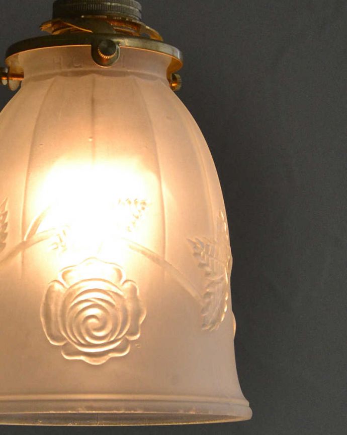 ペンダントライト　照明・ライティング　バラのカッティング、アンティークシェードペンダントライト（コード・シャンデリア電球・ギャラリーA付き）。。(m-2025-z)