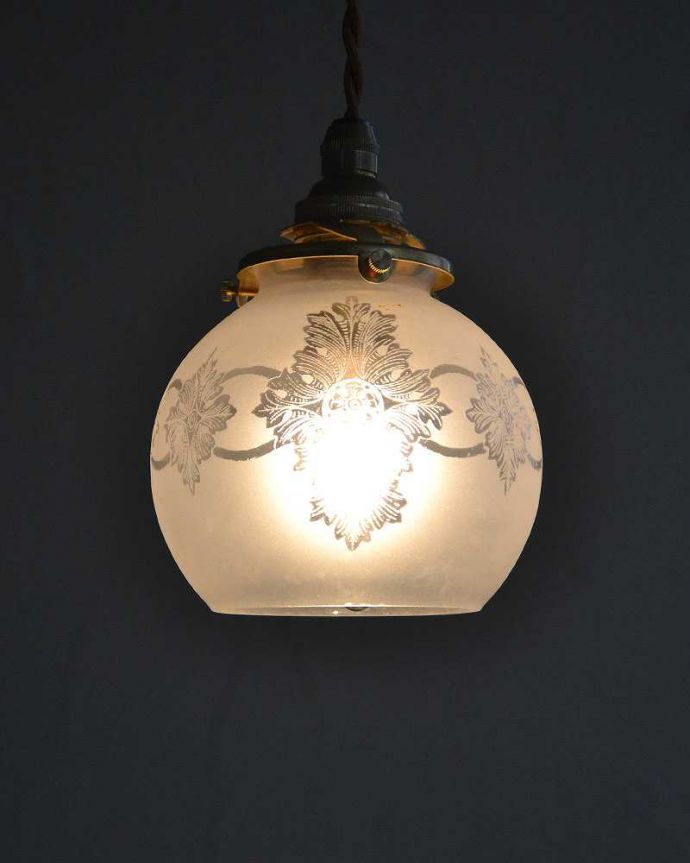 ペンダントライト　照明・ライティング　丸みのある女性らしいデザイン、アンティークシェードペンダントライト（コード・シャンデリア電球・ギャラリーA付き）。。(m-2027-z)