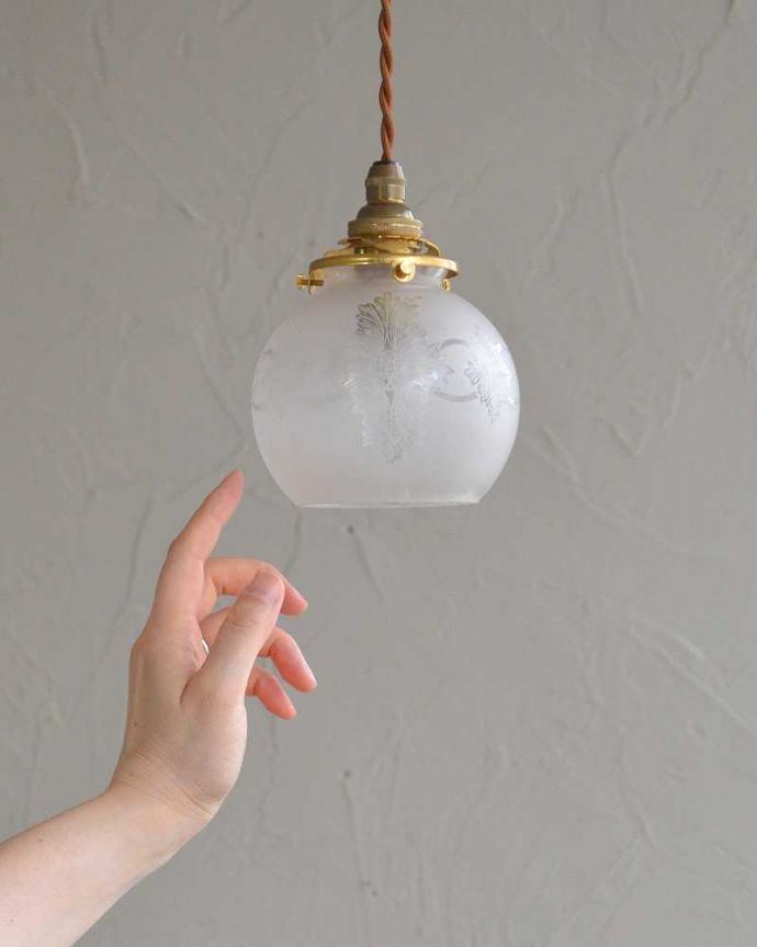 ペンダントライト　照明・ライティング　丸みのある女性らしいデザイン、アンティークシェードペンダントライト（コード・シャンデリア電球・ギャラリーA付き）。。(m-2027-z)