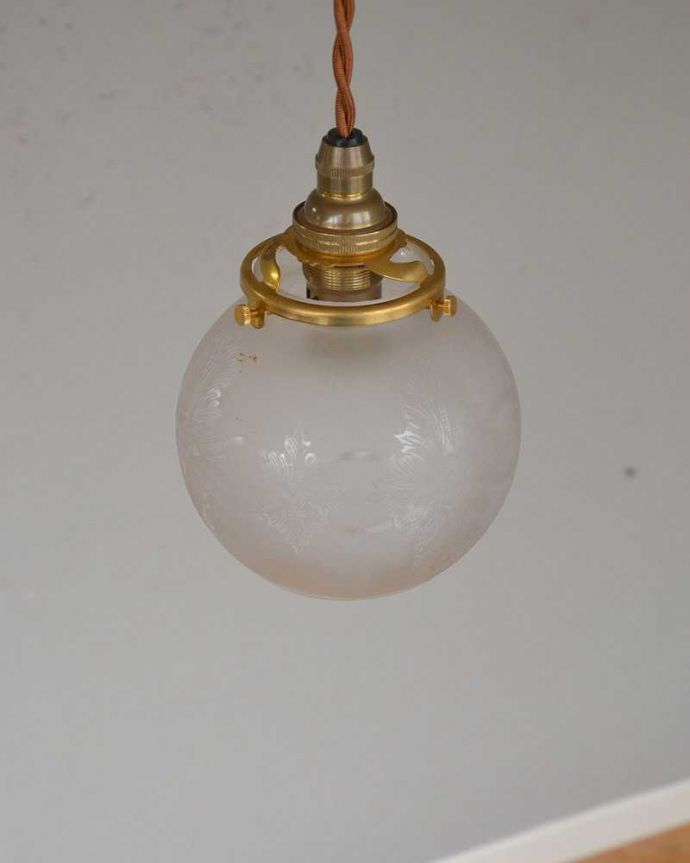 ペンダントライト　照明・ライティング　丸みのある女性らしいデザイン、アンティークシェードペンダントライト（コード・シャンデリア電球・ギャラリーA付き）。。(m-2027-z)