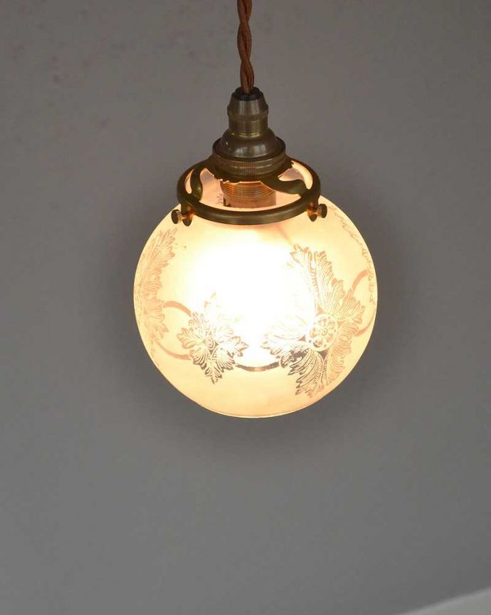 ペンダントライト　照明・ライティング　丸みのある女性らしいデザイン、アンティークシェードペンダントライト（コード・シャンデリア電球・ギャラリーA付き）。。(m-2027-z)
