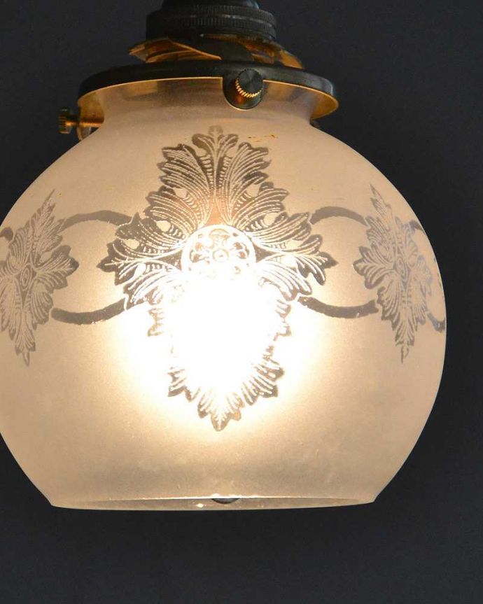 ペンダントライト　照明・ライティング　丸みのある女性らしいデザイン、アンティークシェードペンダントライト（コード・シャンデリア電球・ギャラリーA付き）。。(m-2027-z)