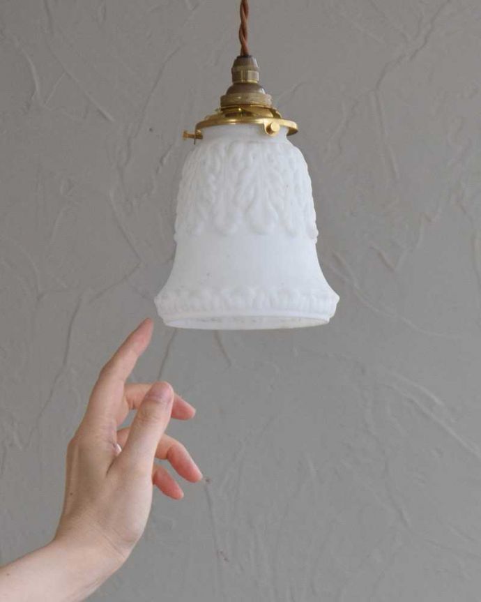 ペンダントライト　照明・ライティング　ポッと浮かび上がる模様がお洒落なアンティークペンダントライト（コード・シャンデリア電球・ギャラリーA付き）。。(m-2030-z)