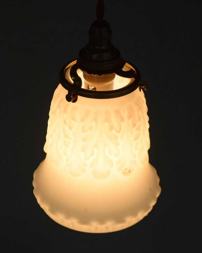 ペンダントライト　照明・ライティング　ポッと浮かび上がる模様がお洒落なアンティークペンダントライト（コード・シャンデリア電球・ギャラリーA付き）。。(m-2030-z)