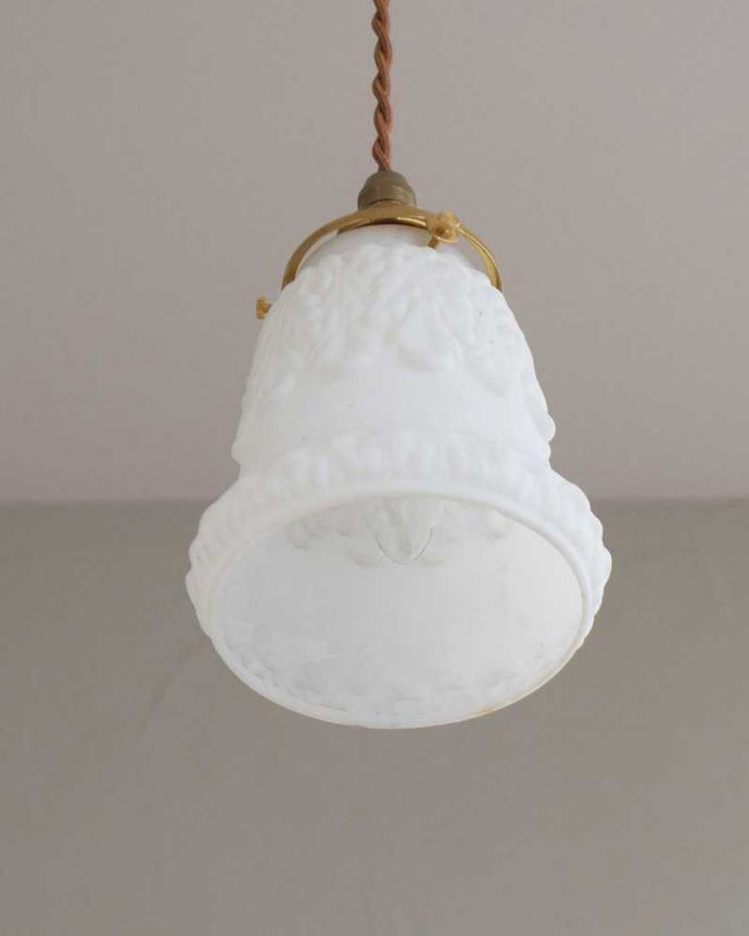 ペンダントライト　照明・ライティング　ポッと浮かび上がる模様がお洒落なアンティークペンダントライト（コード・シャンデリア電球・ギャラリーA付き）。。(m-2030-z)