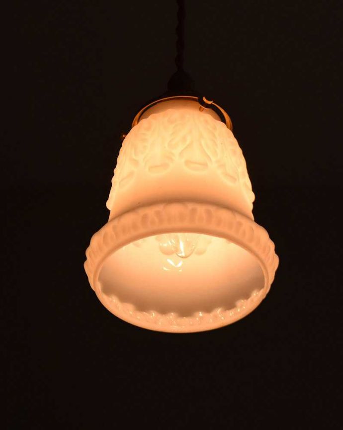ペンダントライト　照明・ライティング　ポッと浮かび上がる模様がお洒落なアンティークペンダントライト（コード・シャンデリア電球・ギャラリーA付き）。。(m-2030-z)