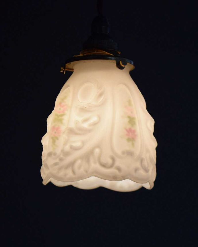 ペンダントライト　照明・ライティング　ピンクのお花がかわいいアンティークペンダントライト（コード・シャンデリア電球・ギャラリーA付き）。。(m-2031-z)
