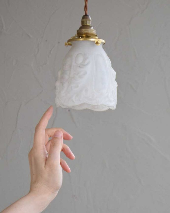 ペンダントライト　照明・ライティング　ピンクのお花がかわいいアンティークペンダントライト（コード・シャンデリア電球・ギャラリーA付き）。。(m-2031-z)