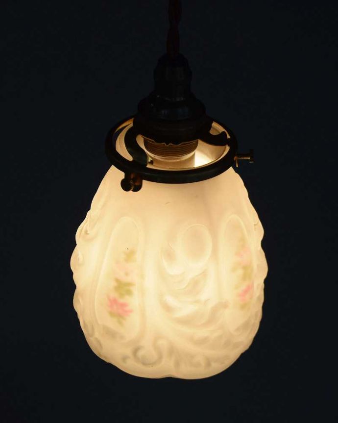 ペンダントライト　照明・ライティング　ピンクのお花がかわいいアンティークペンダントライト（コード・シャンデリア電球・ギャラリーA付き）。。(m-2031-z)