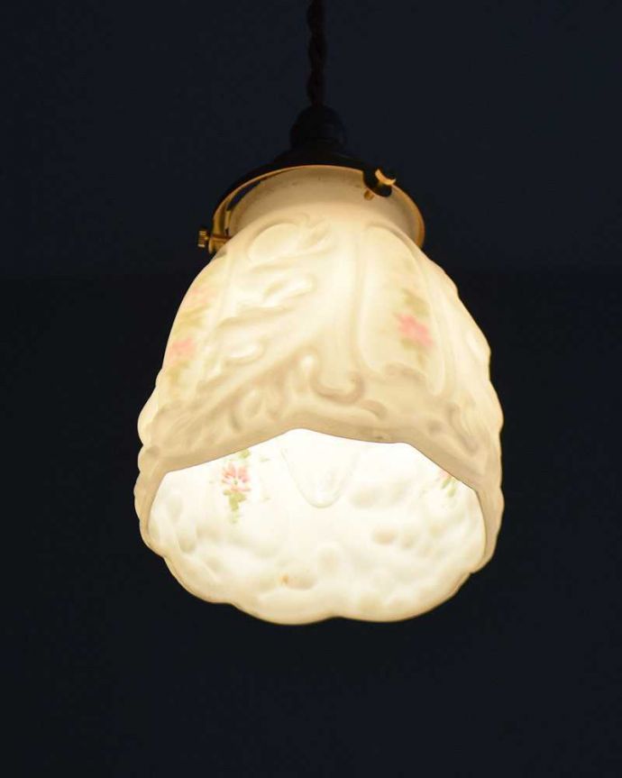 ペンダントライト　照明・ライティング　ピンクのお花がかわいいアンティークペンダントライト（コード・シャンデリア電球・ギャラリーA付き）。。(m-2031-z)