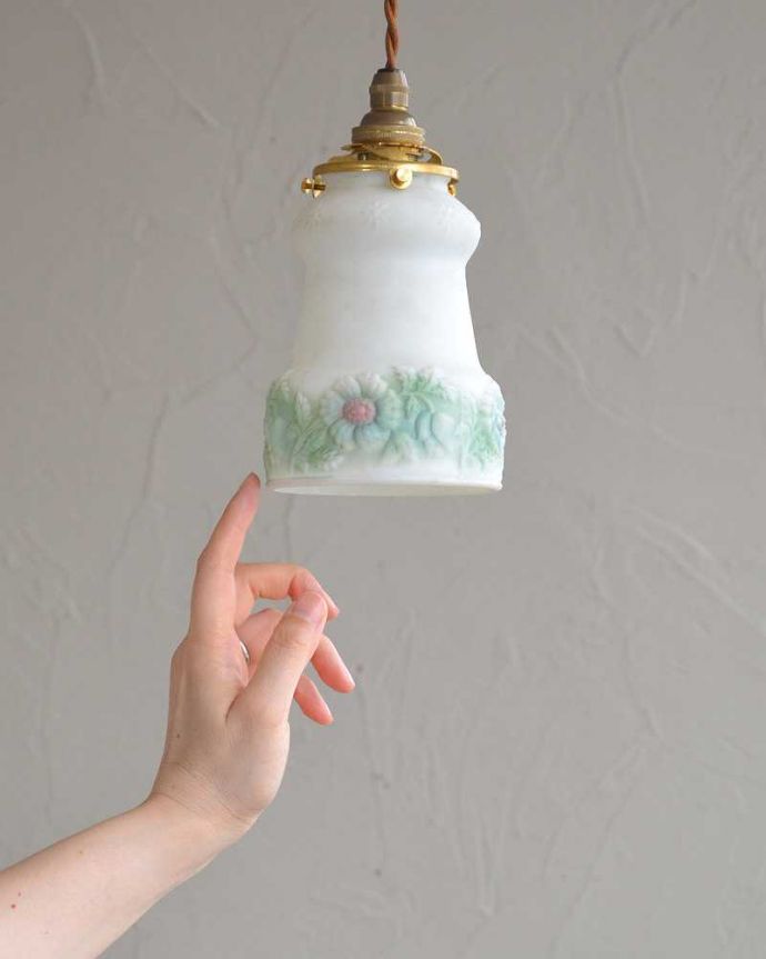 ペンダントライト　照明・ライティング　お花模様が浮き上がるアンティークペンダントライト（コード・シャンデリア電球・ギャラリーA付き）。。(m-2032-z)