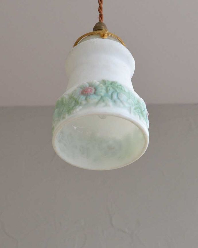 ペンダントライト　照明・ライティング　お花模様が浮き上がるアンティークペンダントライト（コード・シャンデリア電球・ギャラリーA付き）。。(m-2032-z)