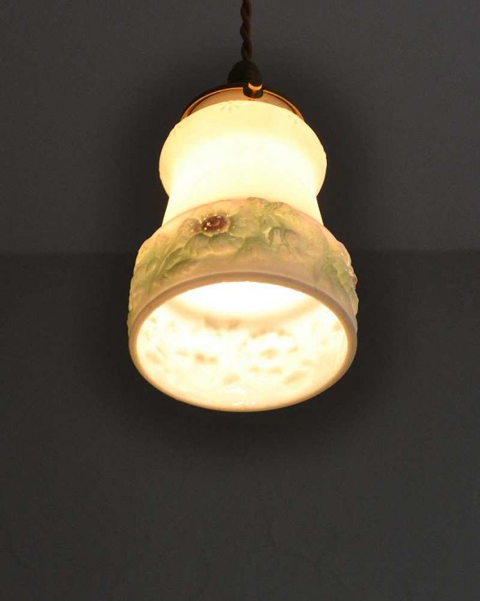 ペンダントライト　照明・ライティング　お花模様が浮き上がるアンティークペンダントライト（コード・シャンデリア電球・ギャラリーA付き）。。(m-2032-z)