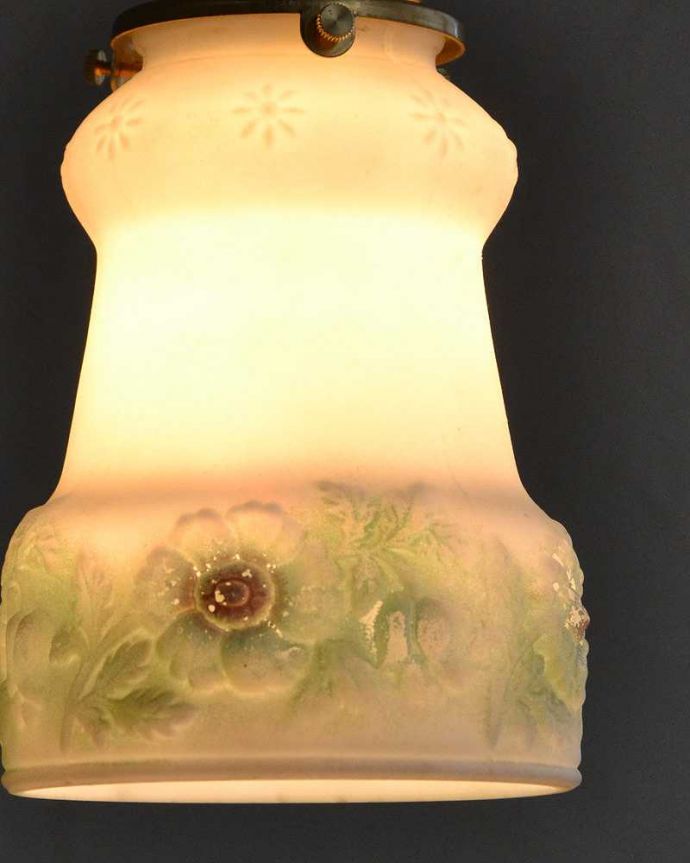 ペンダントライト　照明・ライティング　お花模様が浮き上がるアンティークペンダントライト（コード・シャンデリア電球・ギャラリーA付き）。。(m-2032-z)