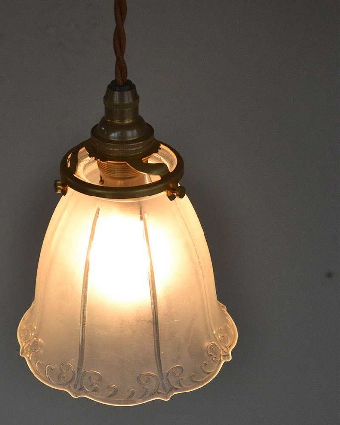 ペンダントライト　照明・ライティング　すずらんのような可愛いかたち、アンティークシェードペンダントライト（コード・シャンデリア電球・ギャラリーA付き）。。(m-2033-z)