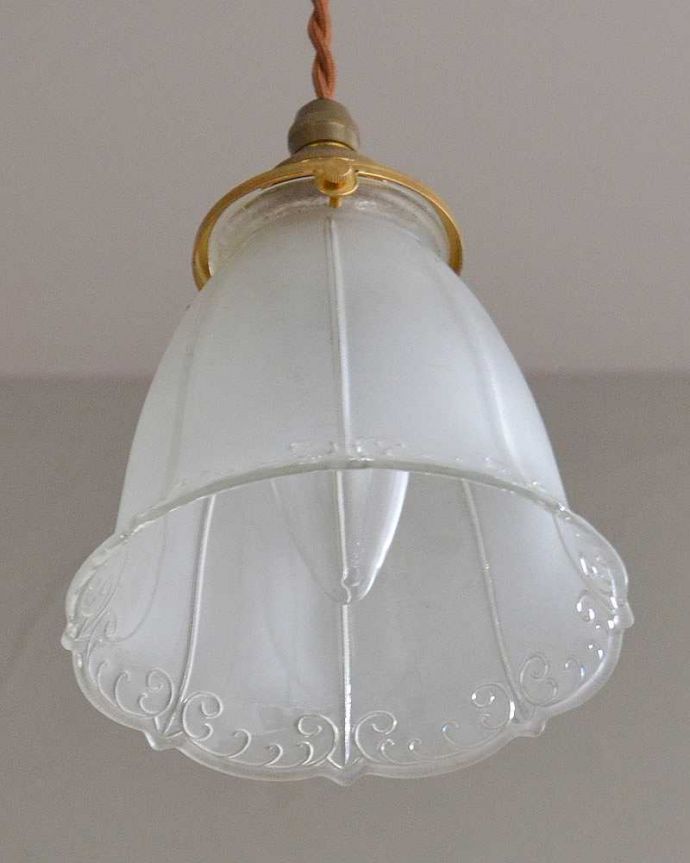 ペンダントライト　照明・ライティング　すずらんのような可愛いかたち、アンティークシェードペンダントライト（コード・シャンデリア電球・ギャラリーA付き）。。(m-2033-z)