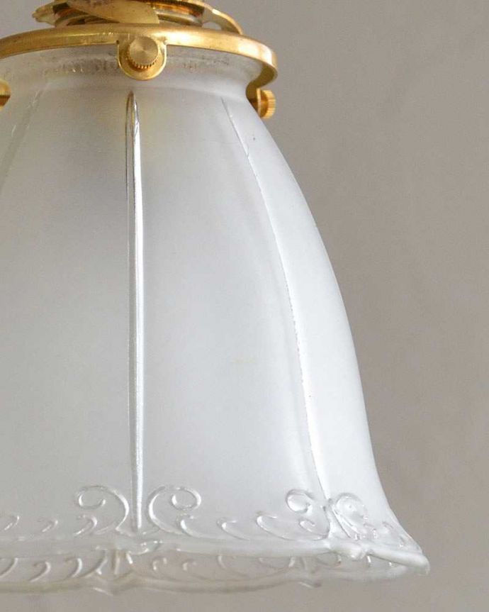 ペンダントライト　照明・ライティング　すずらんのような可愛いかたち、アンティークシェードペンダントライト（コード・シャンデリア電球・ギャラリーA付き）。。(m-2033-z)