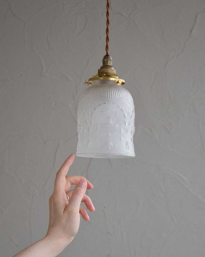 ペンダントライト　照明・ライティング　さりげないお洒落さ、アンティークペンダントライト（コード・シャンデリア電球・ギャラリーA付き）。。(m-2035-z)