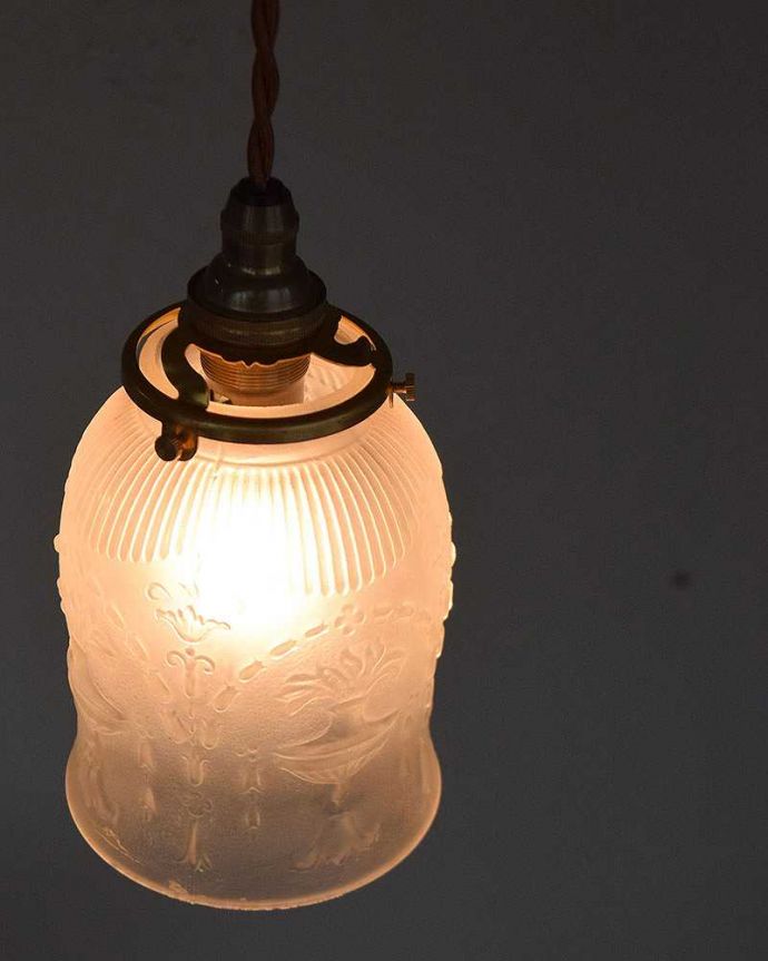 ペンダントライト　照明・ライティング　さりげないお洒落さ、アンティークペンダントライト（コード・シャンデリア電球・ギャラリーA付き）。。(m-2035-z)