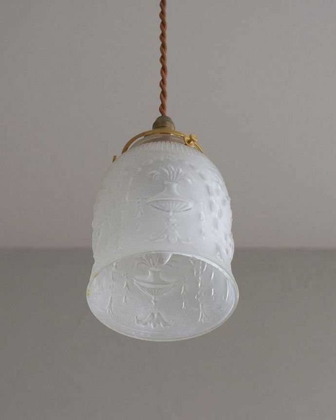 ペンダントライト　照明・ライティング　さりげないお洒落さ、アンティークペンダントライト（コード・シャンデリア電球・ギャラリーA付き）。。(m-2035-z)