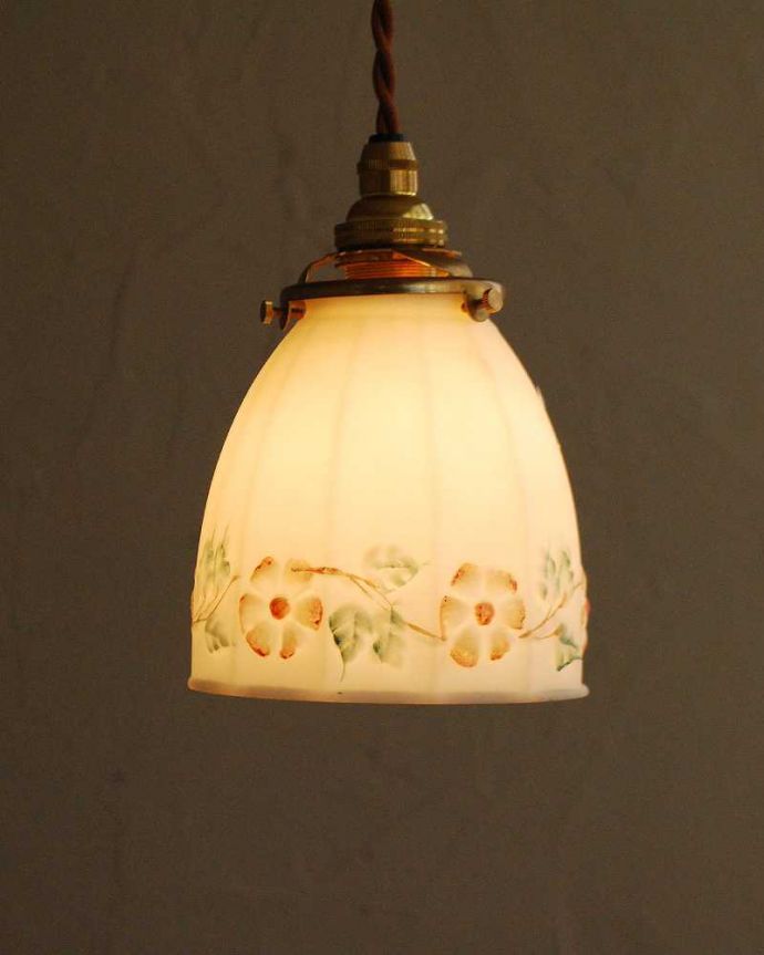 ペンダントライト　照明・ライティング　可愛いお花が囲むアンティークペンダントライト（コード・シャンデリア電球・ギャラリーA）。。(m-2037-z)