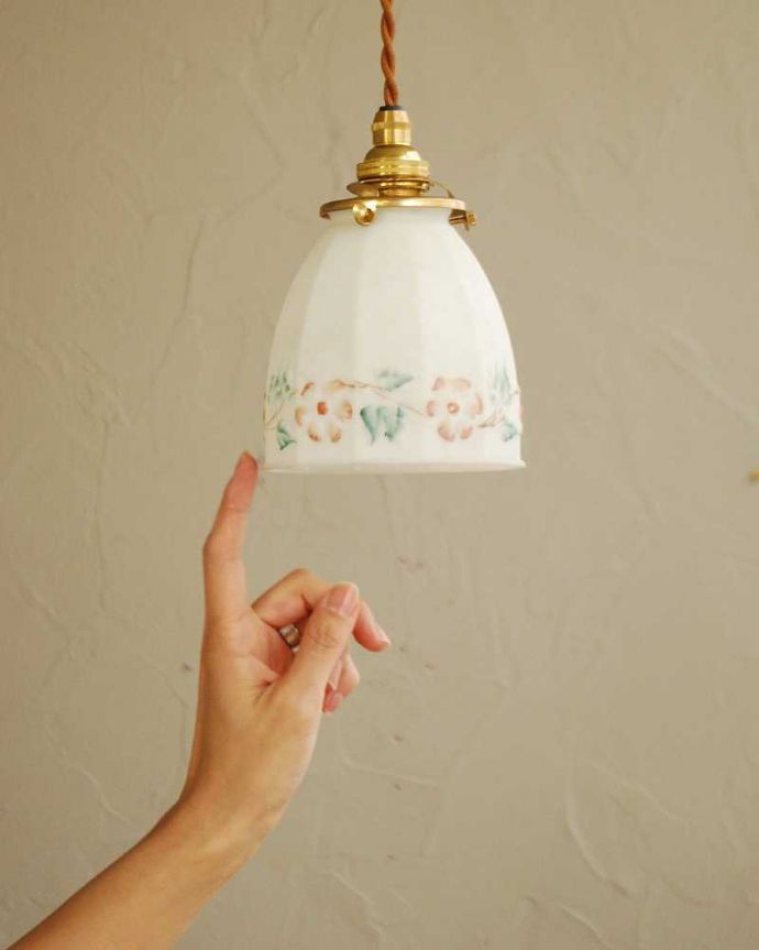 ペンダントライト　照明・ライティング　可愛いお花が囲むアンティークペンダントライト（コード・シャンデリア電球・ギャラリーA）。。(m-2037-z)