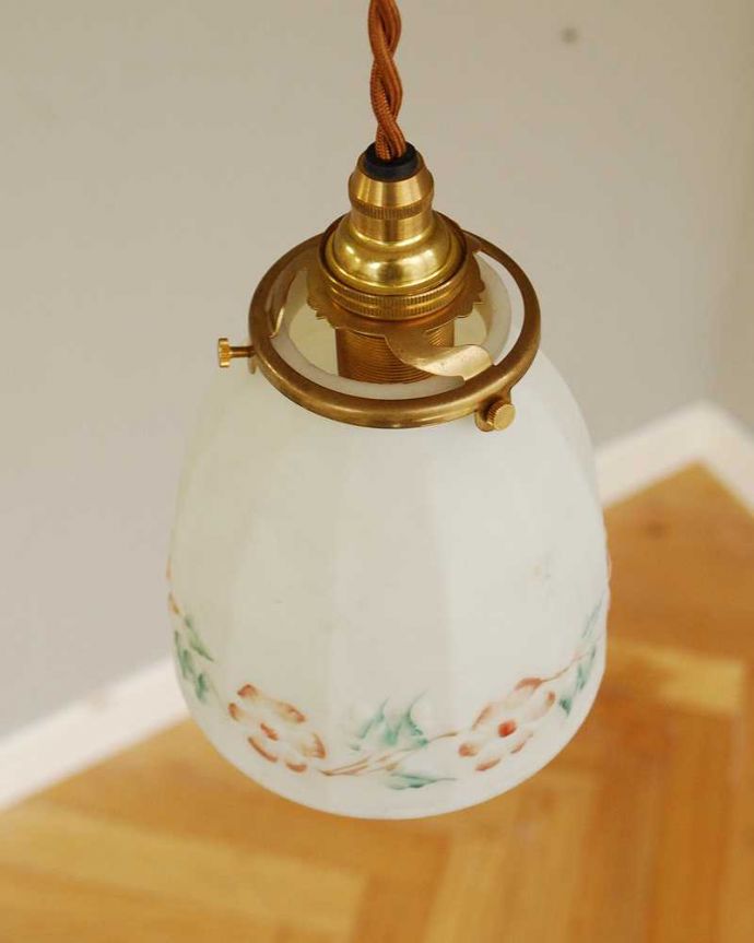 ペンダントライト　照明・ライティング　可愛いお花が囲むアンティークペンダントライト（コード・シャンデリア電球・ギャラリーA）。。(m-2037-z)