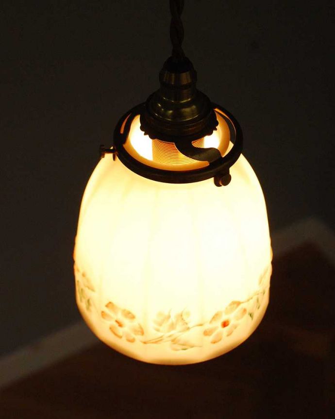 ペンダントライト　照明・ライティング　可愛いお花が囲むアンティークペンダントライト（コード・シャンデリア電球・ギャラリーA）。。(m-2037-z)