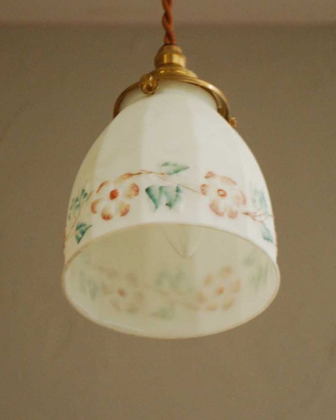 ペンダントライト　照明・ライティング　可愛いお花が囲むアンティークペンダントライト（コード・シャンデリア電球・ギャラリーA）。。(m-2037-z)