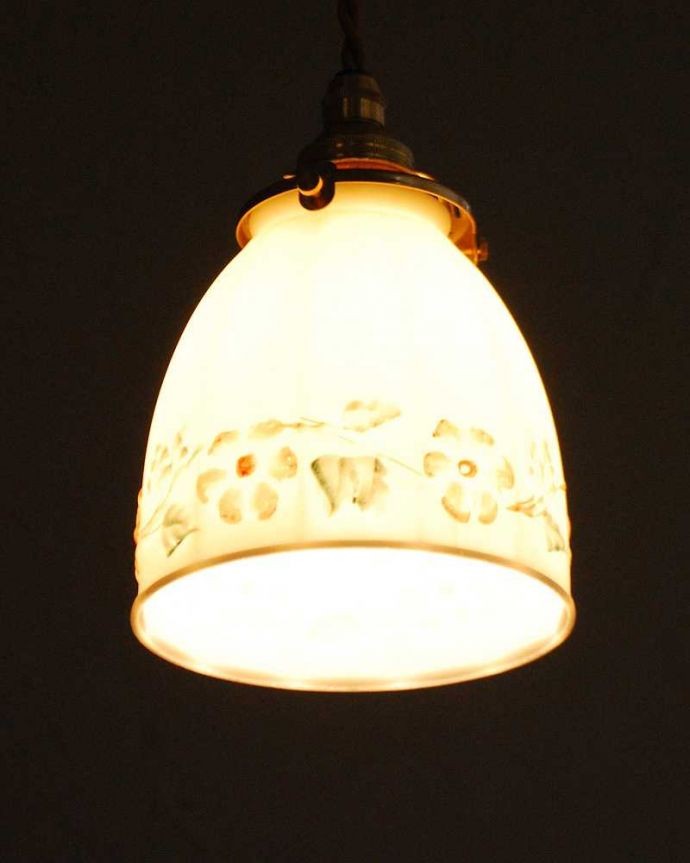 ペンダントライト　照明・ライティング　可愛いお花が囲むアンティークペンダントライト（コード・シャンデリア電球・ギャラリーA）。。(m-2037-z)