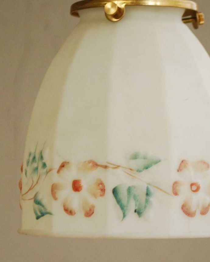 ペンダントライト　照明・ライティング　可愛いお花が囲むアンティークペンダントライト（コード・シャンデリア電球・ギャラリーA）。。(m-2037-z)