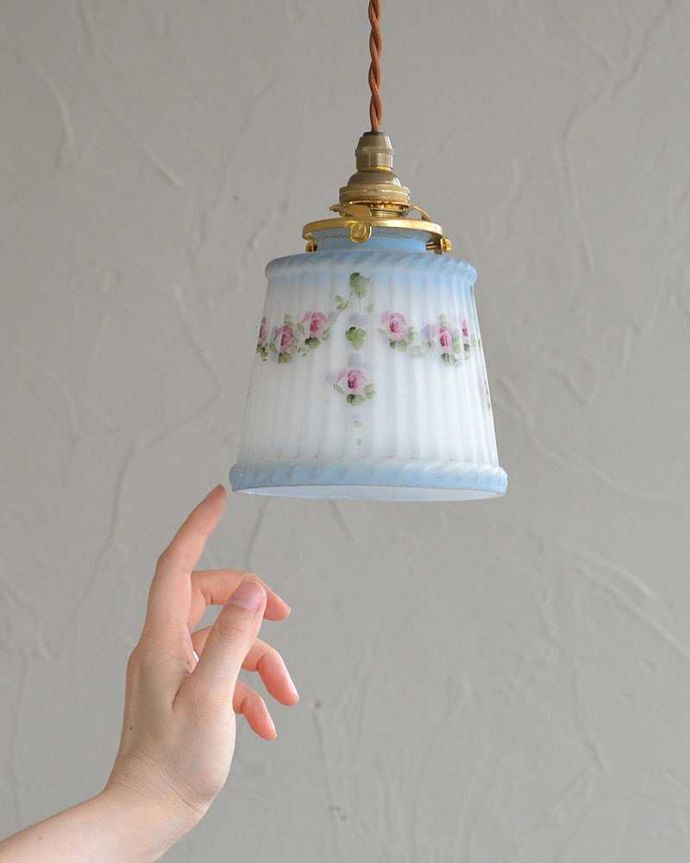 ペンダントライト　照明・ライティング　優しい色使いに癒されるアンティークペンダントライト（コード・シャンデリア電球・ギャラリーA付き）。。(m-2040-z)