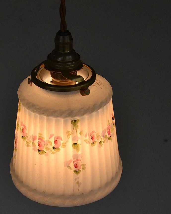 ペンダントライト　照明・ライティング　優しい色使いに癒されるアンティークペンダントライト（コード・シャンデリア電球・ギャラリーA付き）。。(m-2040-z)