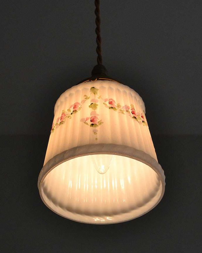 ペンダントライト　照明・ライティング　優しい色使いに癒されるアンティークペンダントライト（コード・シャンデリア電球・ギャラリーA付き）。。(m-2040-z)
