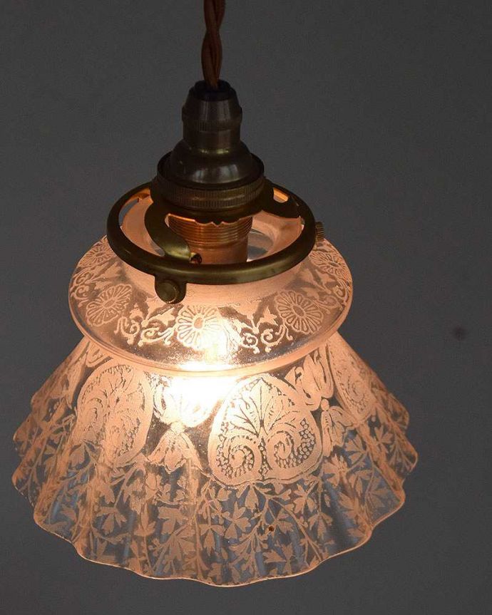 ペンダントライト　照明・ライティング　まるでレースのようなアンティークシェードペンダントライト（コード・シャンデリア電球・ギャラリーA付き）。。(m-2041-z)
