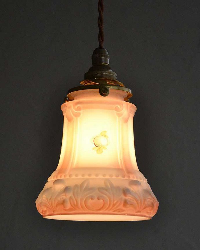 ペンダントライト　照明・ライティング　お花が浮かぶアンティークペンダントライト（コード・シャンデリア電球・ギャラリーA付き）。。(m-2042-z)