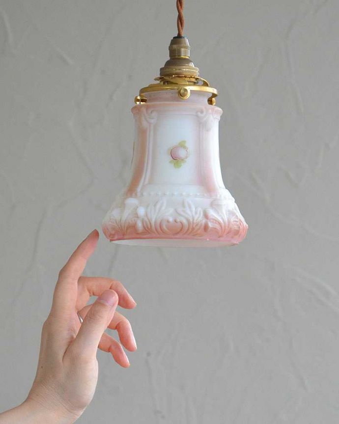 ペンダントライト　照明・ライティング　お花が浮かぶアンティークペンダントライト（コード・シャンデリア電球・ギャラリーA付き）。。(m-2042-z)