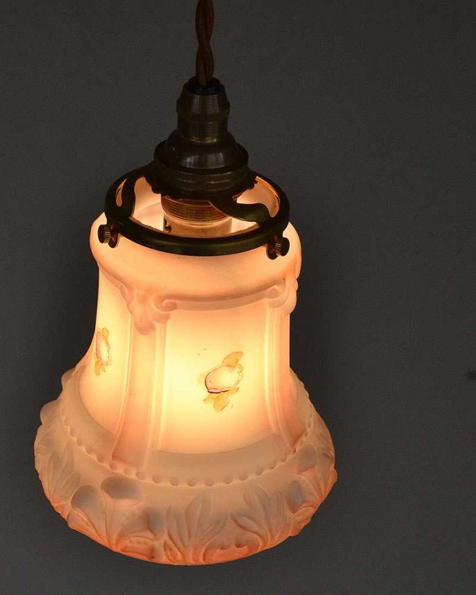 ペンダントライト　照明・ライティング　お花が浮かぶアンティークペンダントライト（コード・シャンデリア電球・ギャラリーA付き）。。(m-2042-z)