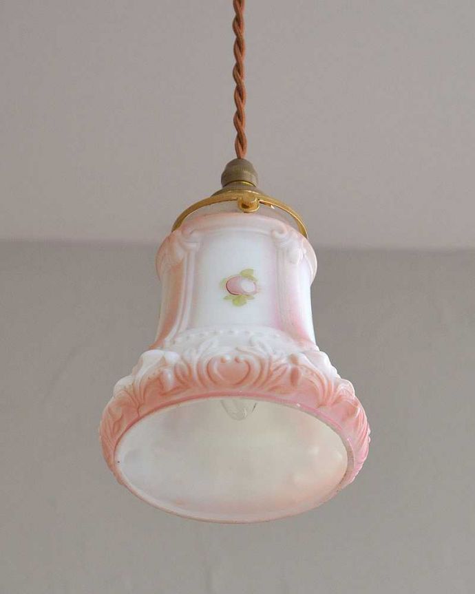 ペンダントライト　照明・ライティング　お花が浮かぶアンティークペンダントライト（コード・シャンデリア電球・ギャラリーA付き）。。(m-2042-z)