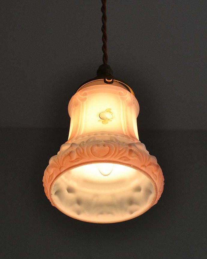 ペンダントライト　照明・ライティング　お花が浮かぶアンティークペンダントライト（コード・シャンデリア電球・ギャラリーA付き）。。(m-2042-z)