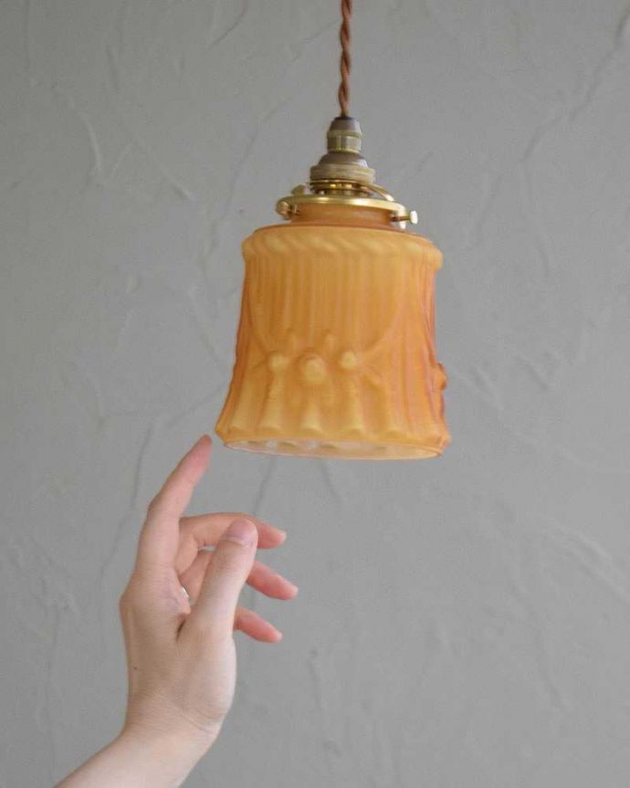 ペンダントライト　照明・ライティング　オレンジのガラス、アンティークペンダントライト（コード・シャンデリア電球・ギャラリーA付き）。。(m-2043-z)