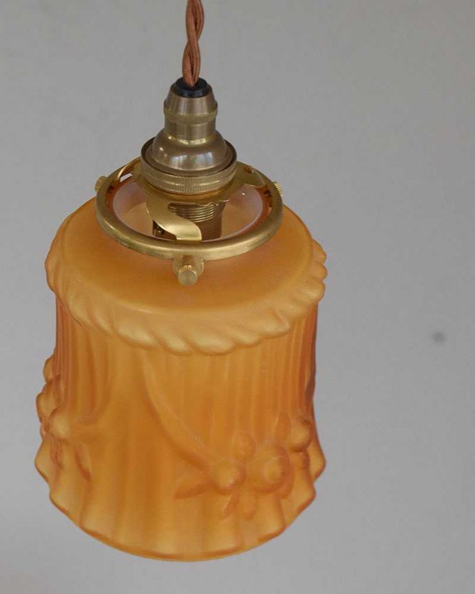 ペンダントライト　照明・ライティング　オレンジのガラス、アンティークペンダントライト（コード・シャンデリア電球・ギャラリーA付き）。。(m-2043-z)