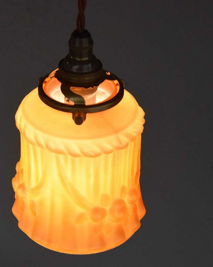 ペンダントライト　照明・ライティング　オレンジのガラス、アンティークペンダントライト（コード・シャンデリア電球・ギャラリーA付き）。。(m-2043-z)
