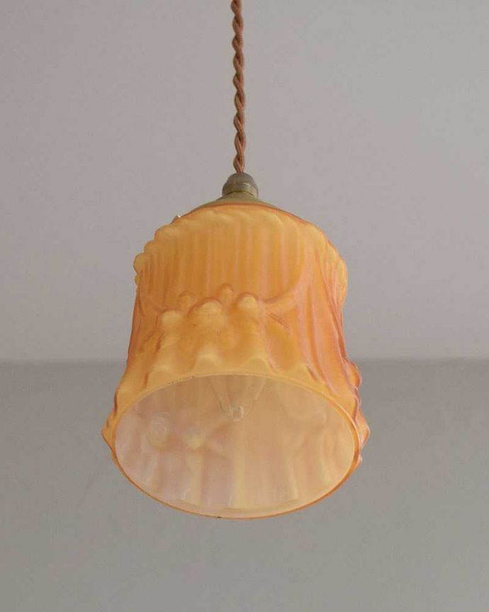 ペンダントライト　照明・ライティング　オレンジのガラス、アンティークペンダントライト（コード・シャンデリア電球・ギャラリーA付き）。。(m-2043-z)