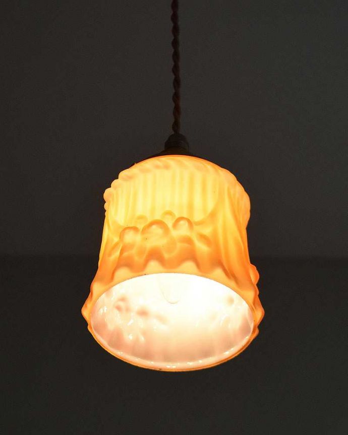 ペンダントライト　照明・ライティング　オレンジのガラス、アンティークペンダントライト（コード・シャンデリア電球・ギャラリーA付き）。。(m-2043-z)
