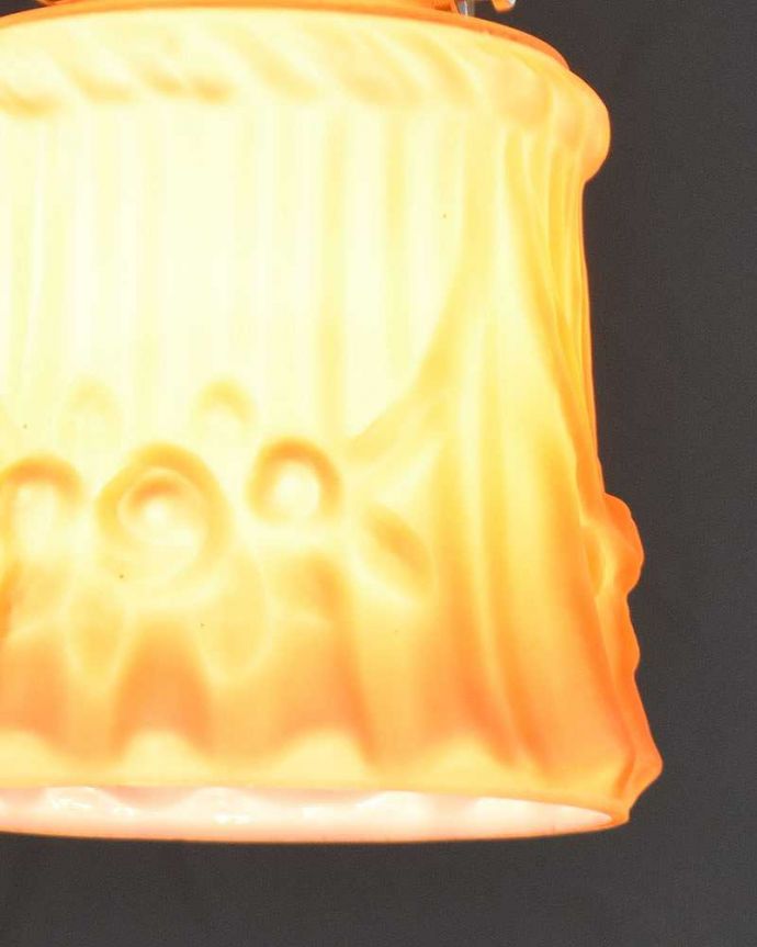 ペンダントライト　照明・ライティング　オレンジのガラス、アンティークペンダントライト（コード・シャンデリア電球・ギャラリーA付き）。。(m-2043-z)