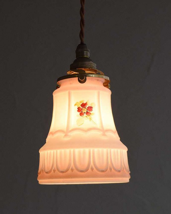 ペンダントライト　照明・ライティング　可憐なお花が入ったアンティークペンダントライト（コード・シャンデリア電球・ギャラリーA付き）。。(m-2044-z)