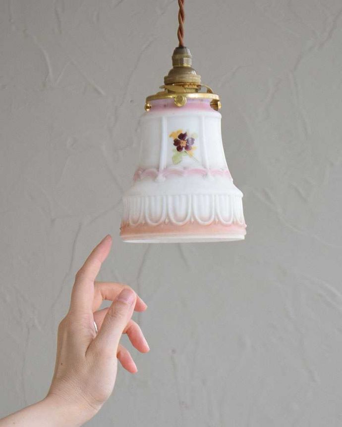 ペンダントライト　照明・ライティング　可憐なお花が入ったアンティークペンダントライト（コード・シャンデリア電球・ギャラリーA付き）。。(m-2044-z)