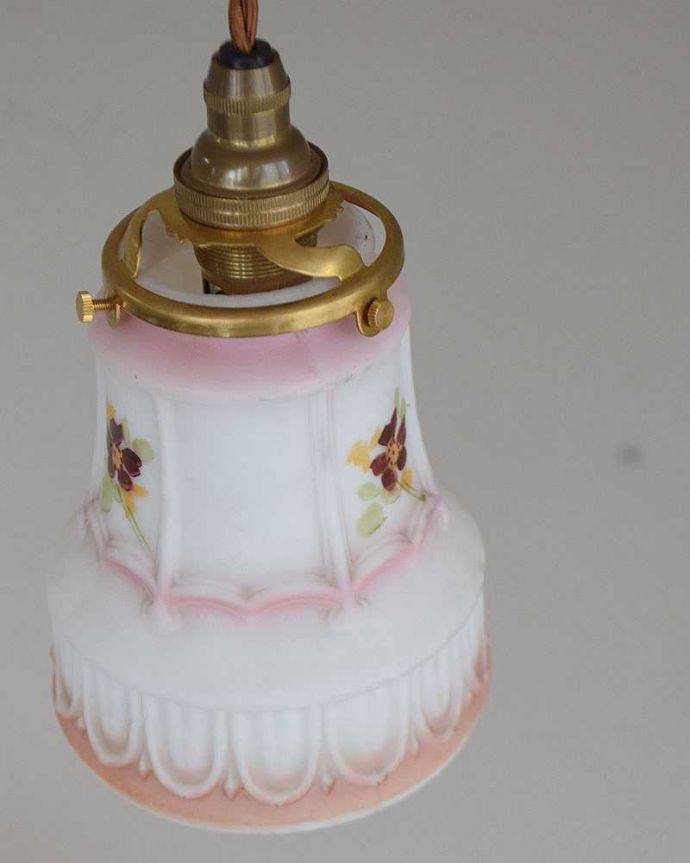ペンダントライト　照明・ライティング　可憐なお花が入ったアンティークペンダントライト（コード・シャンデリア電球・ギャラリーA付き）。。(m-2044-z)