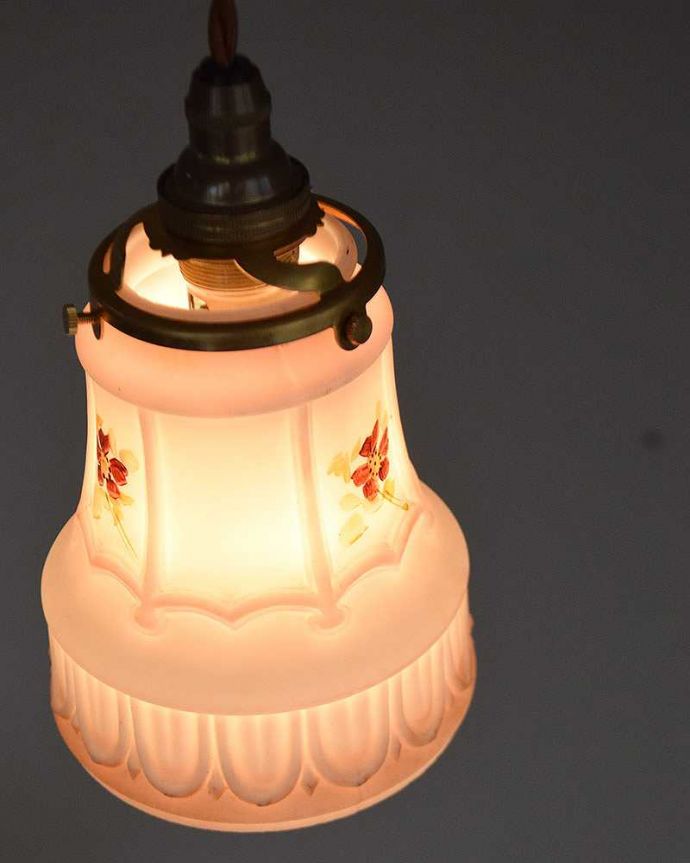 ペンダントライト　照明・ライティング　可憐なお花が入ったアンティークペンダントライト（コード・シャンデリア電球・ギャラリーA付き）。。(m-2044-z)